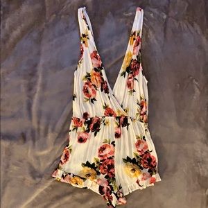 Kendall & Kylie floral romper size small